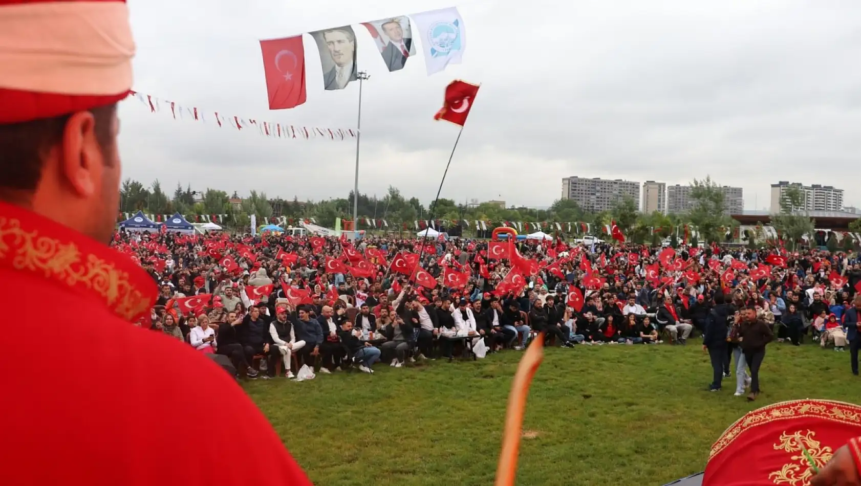 Kayseri'de sağanak yağışa rağmen dev ekranda milli maç heyecanı!