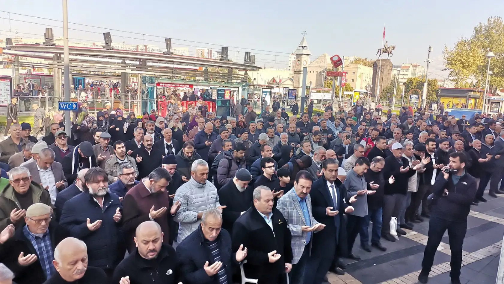 Gazze'de Yaşamını Yitirenler İçin Gıyabi Cenaze Namazı