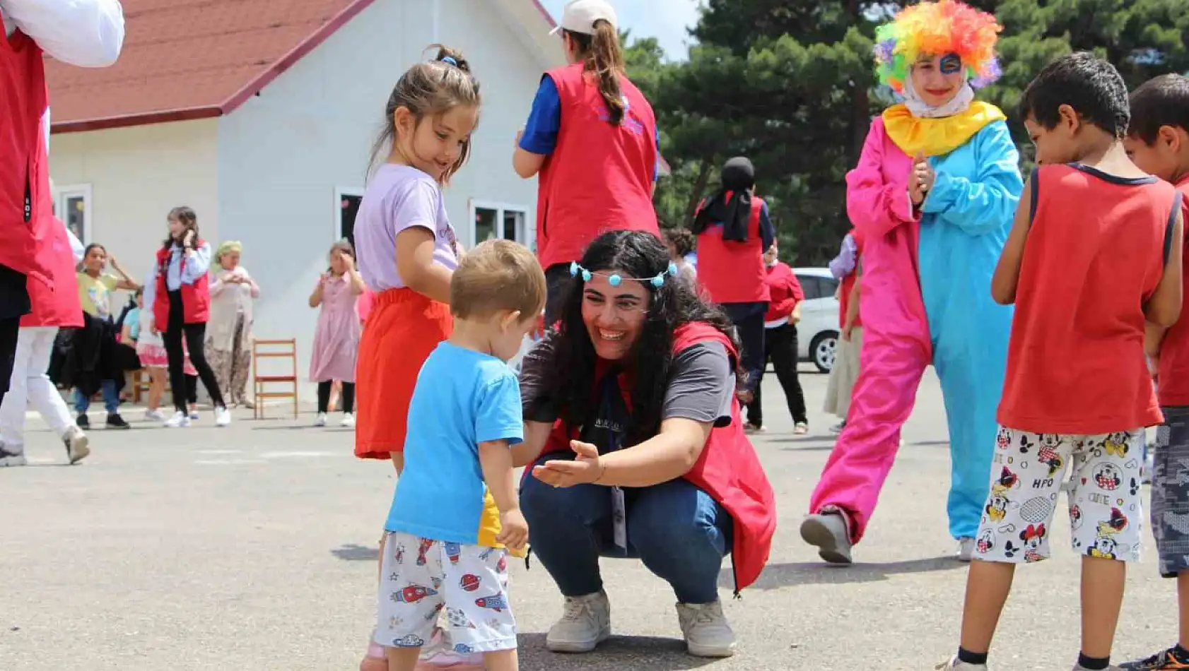 Hatay'da Depremzede Çocukların Yüzlerini Güldürdüler!