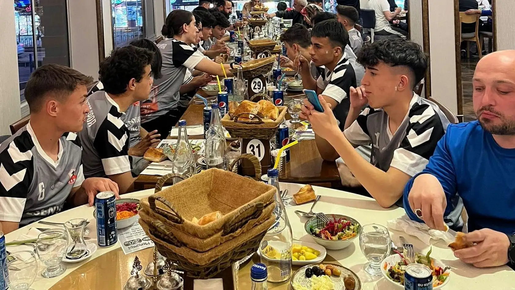 Gültepespor takımı dün akşam iftar yemeğinde bir araya geldi