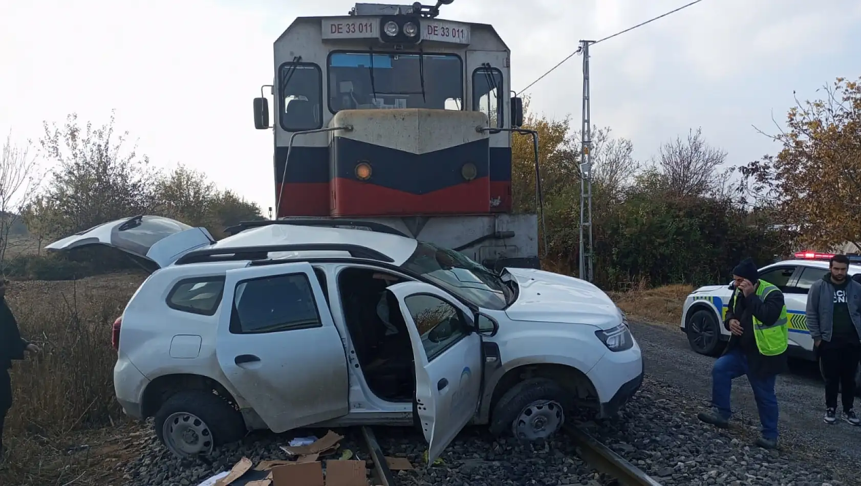 Hafif ticari araca yük treni çarptı!