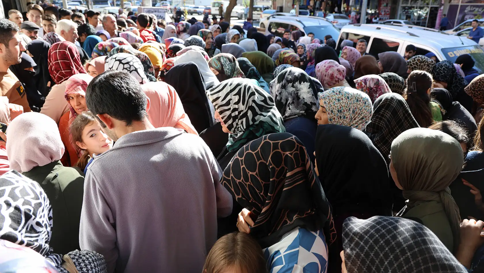 İndirimli ürün almak için yarıştılar- İzdiham yaşandı!