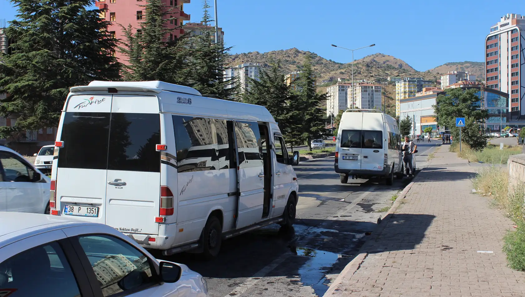 İşçi servislerinin de bulunduğu zincirleme kazada 10 kişi yaralandı