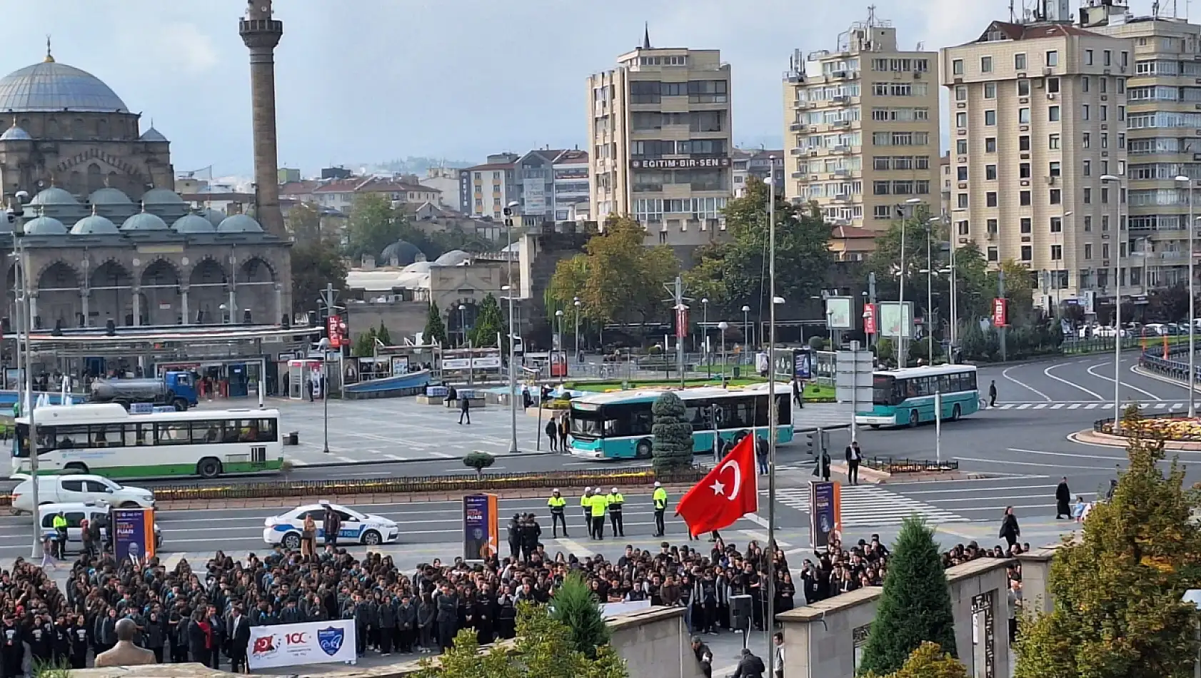 Kayseri'de bayraklar yarıya indi