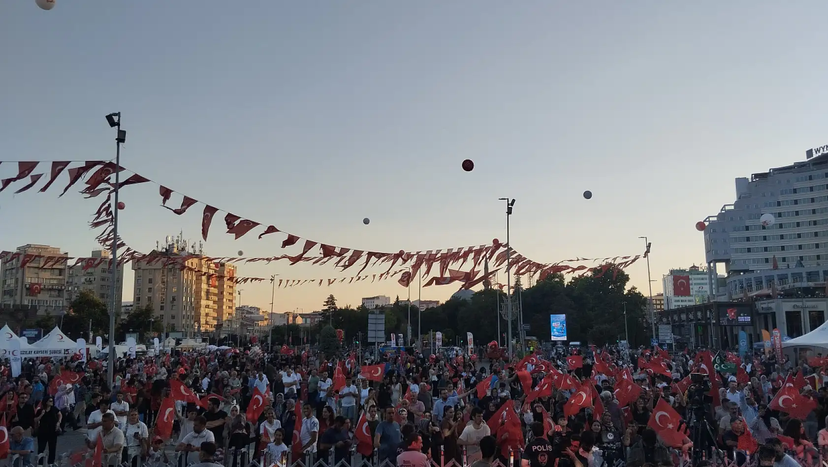 Kayseri'de coşkulu anlar: Cumhuriyet Meydanı doldu taştı!