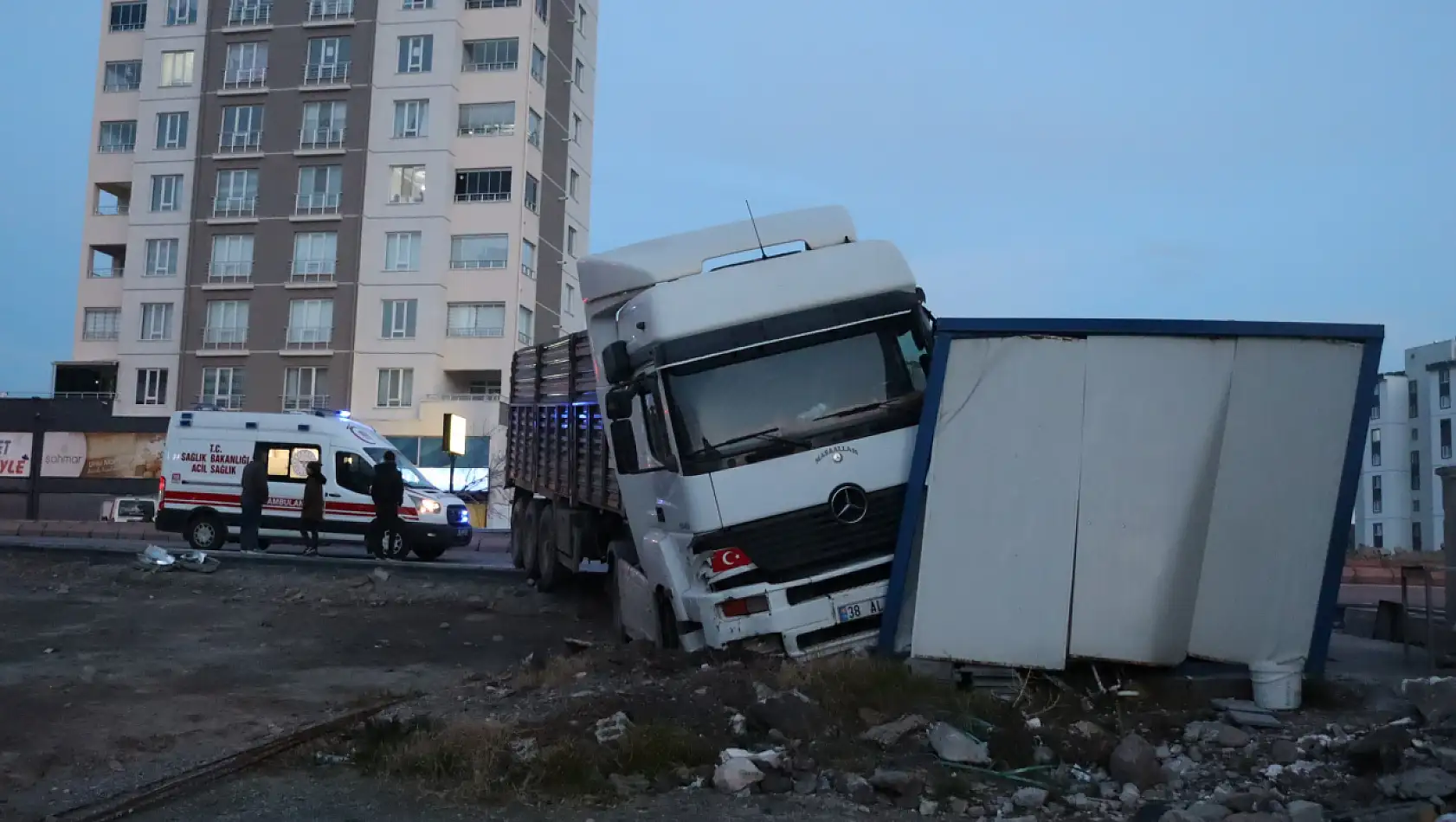 Kayseri'de faciadan dönüldü: TIR yoldan çıktı!