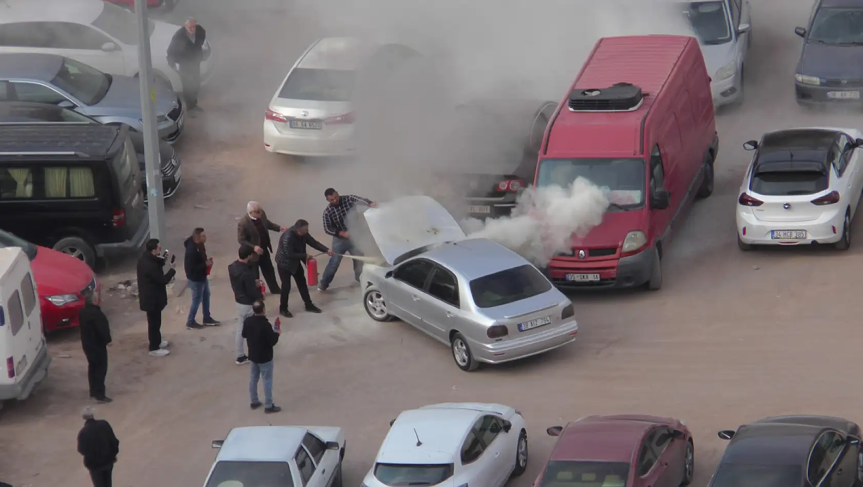 Kayseri'de park halindeki otomobil alev aldı!