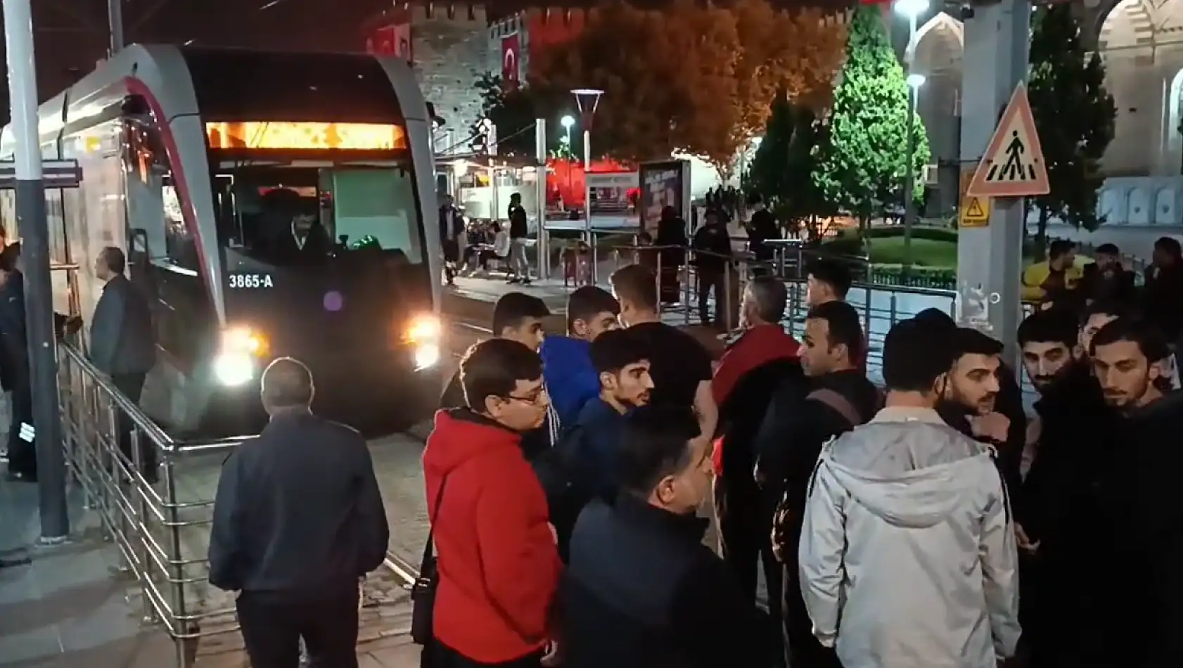 Kayseri'de tramvayın önünü kestiler! - Bakın neden?