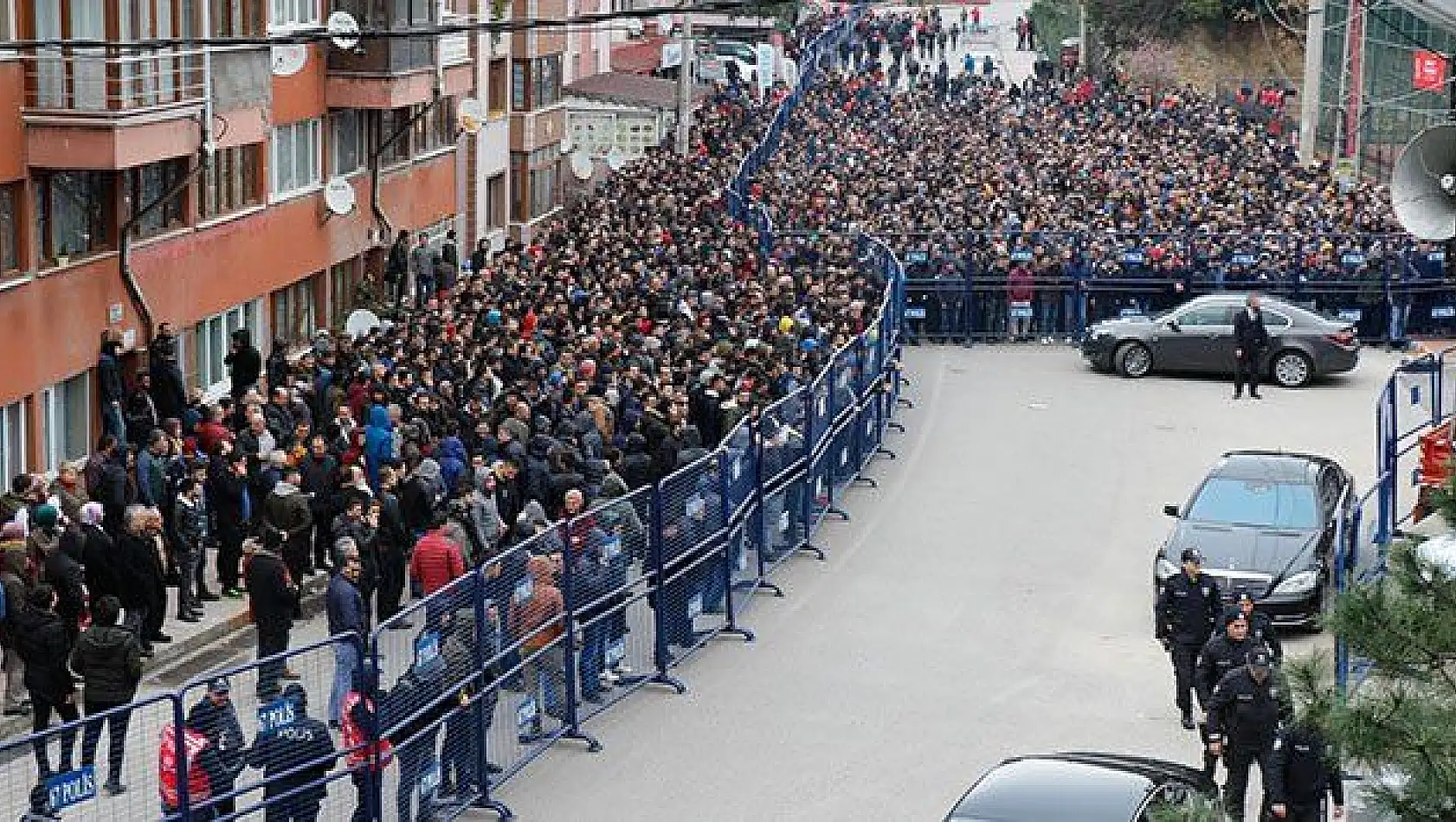 Kura çekimini soğukta saatlerce ekrandan takip ettiler