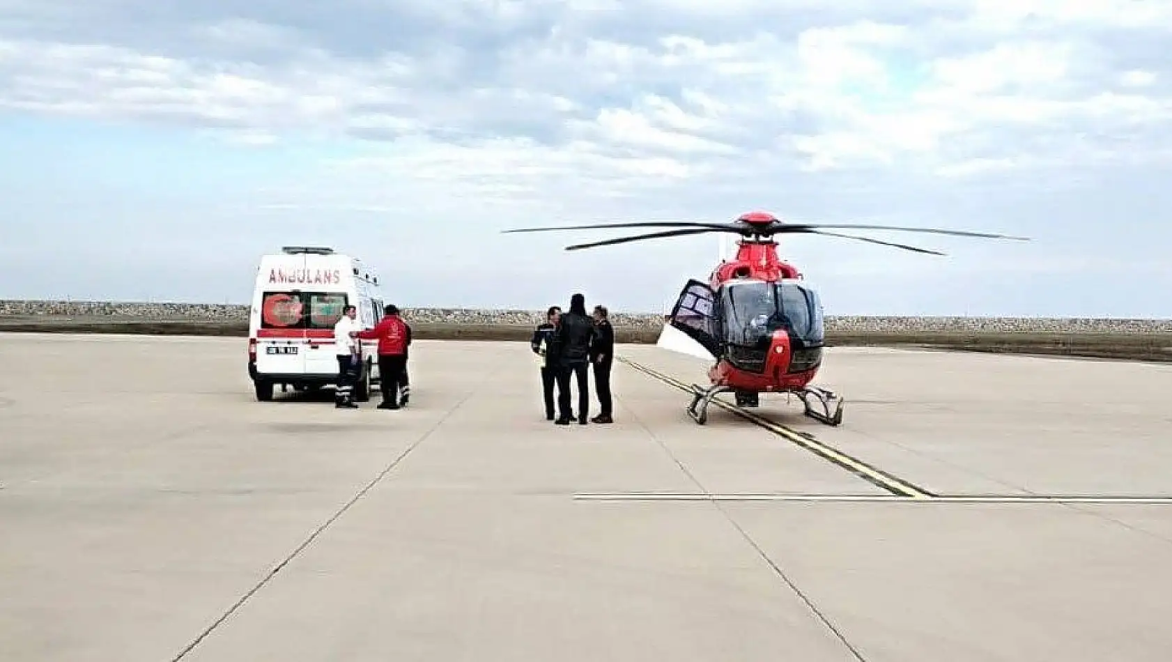 Ambulans helikopter kalp krizi geçiren hasta için havalandı