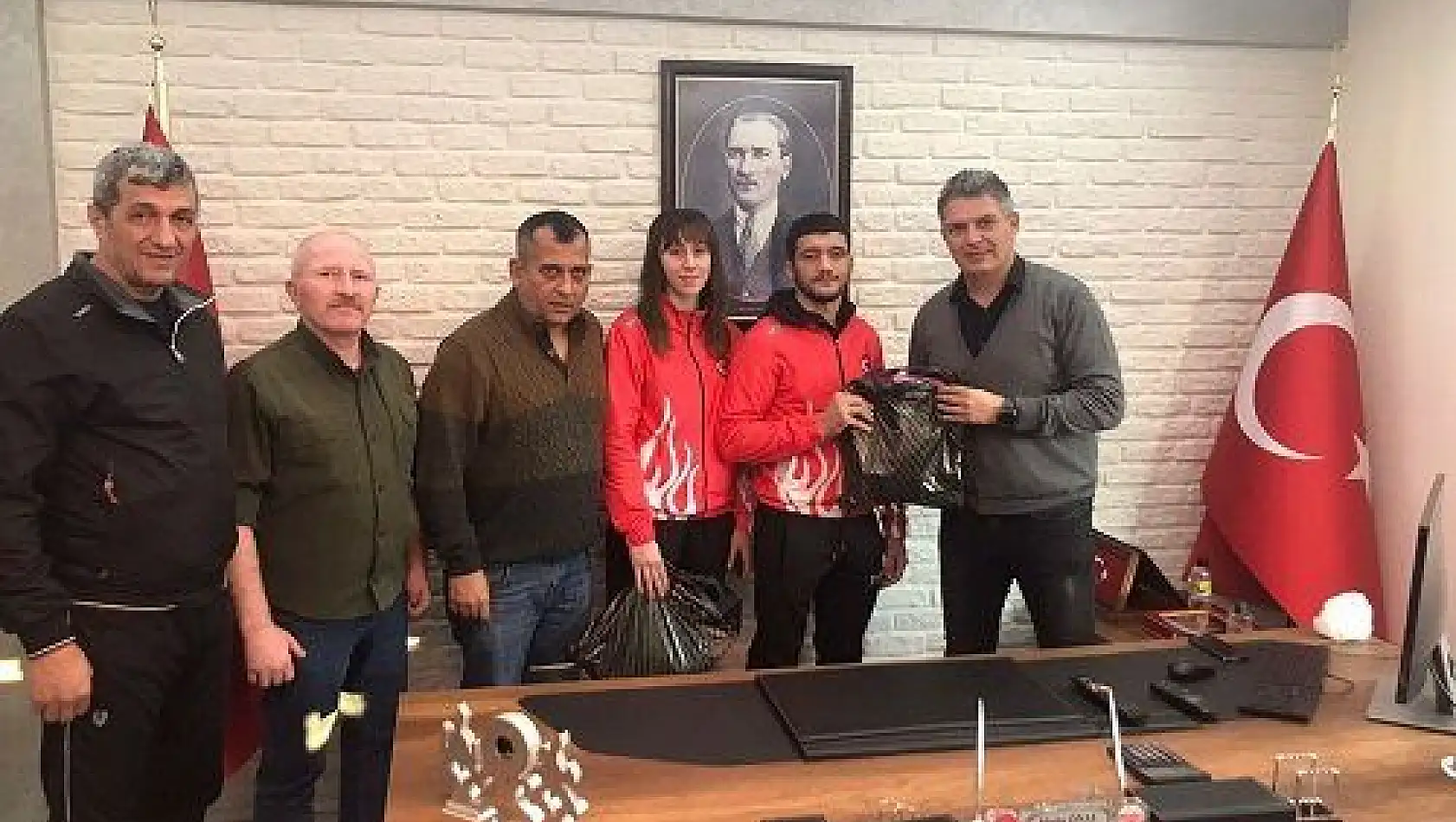 Mutlu Önal'dan başarılı sporculara ödül