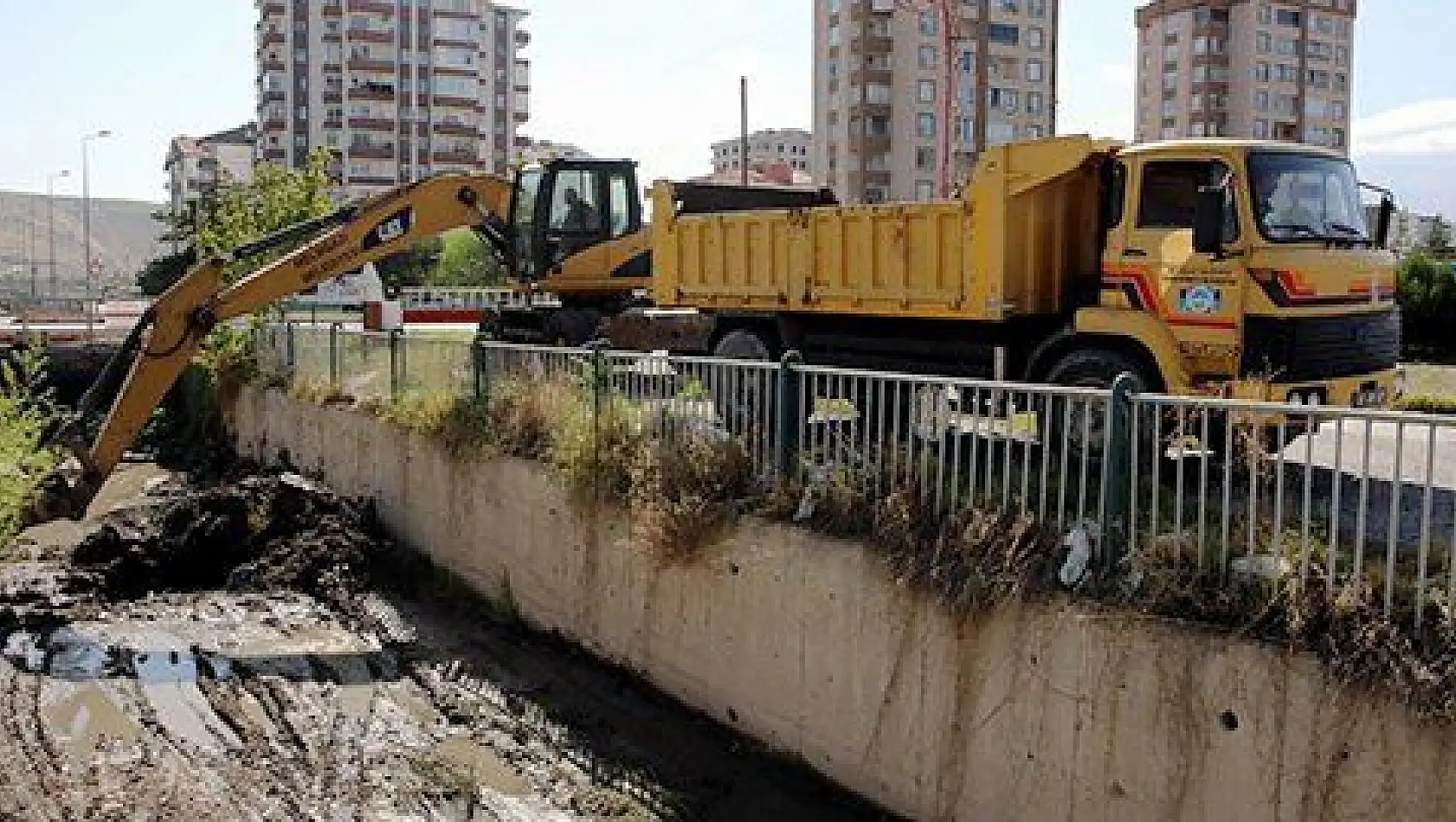 Melikgazi'de taşkın suyu kanalları temizleniyor