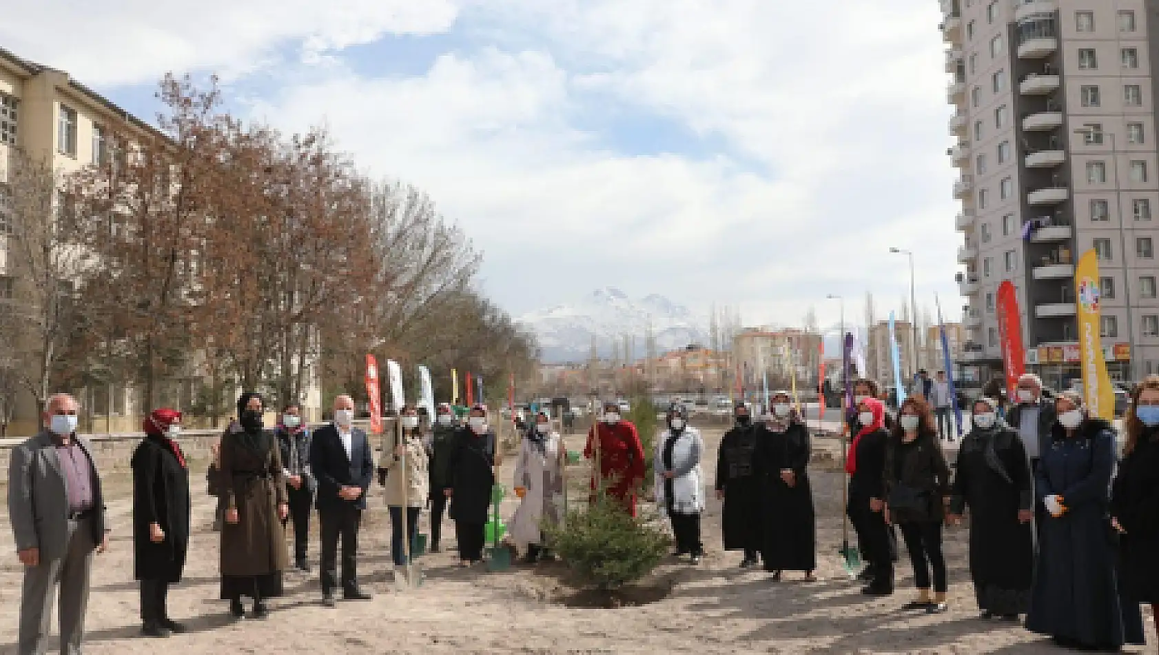 Çolakbayrakdar sözünü tuttu, Mithatpaşa'ya yeni park