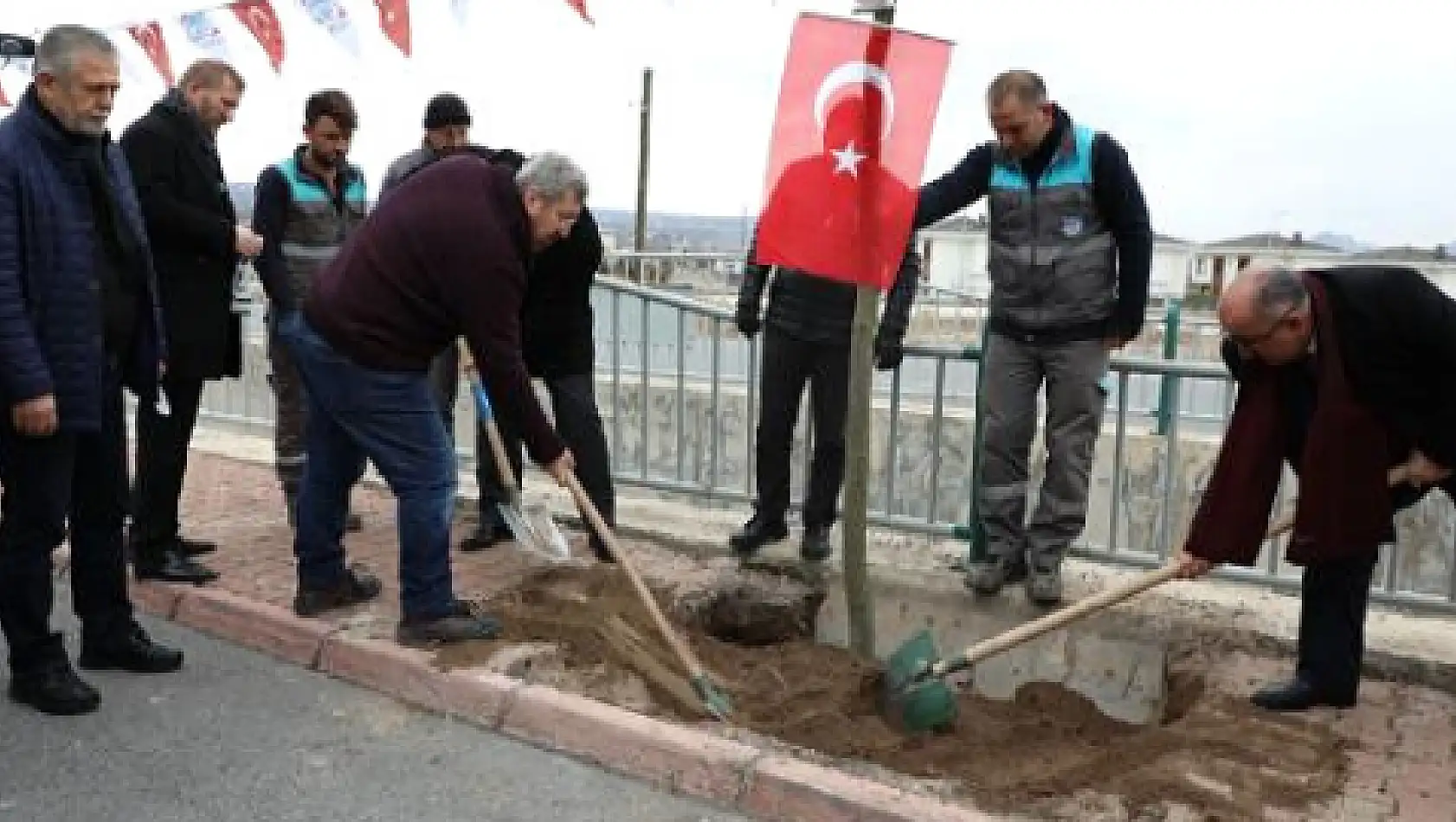 Gazetecilerin dikili ağacı oldu