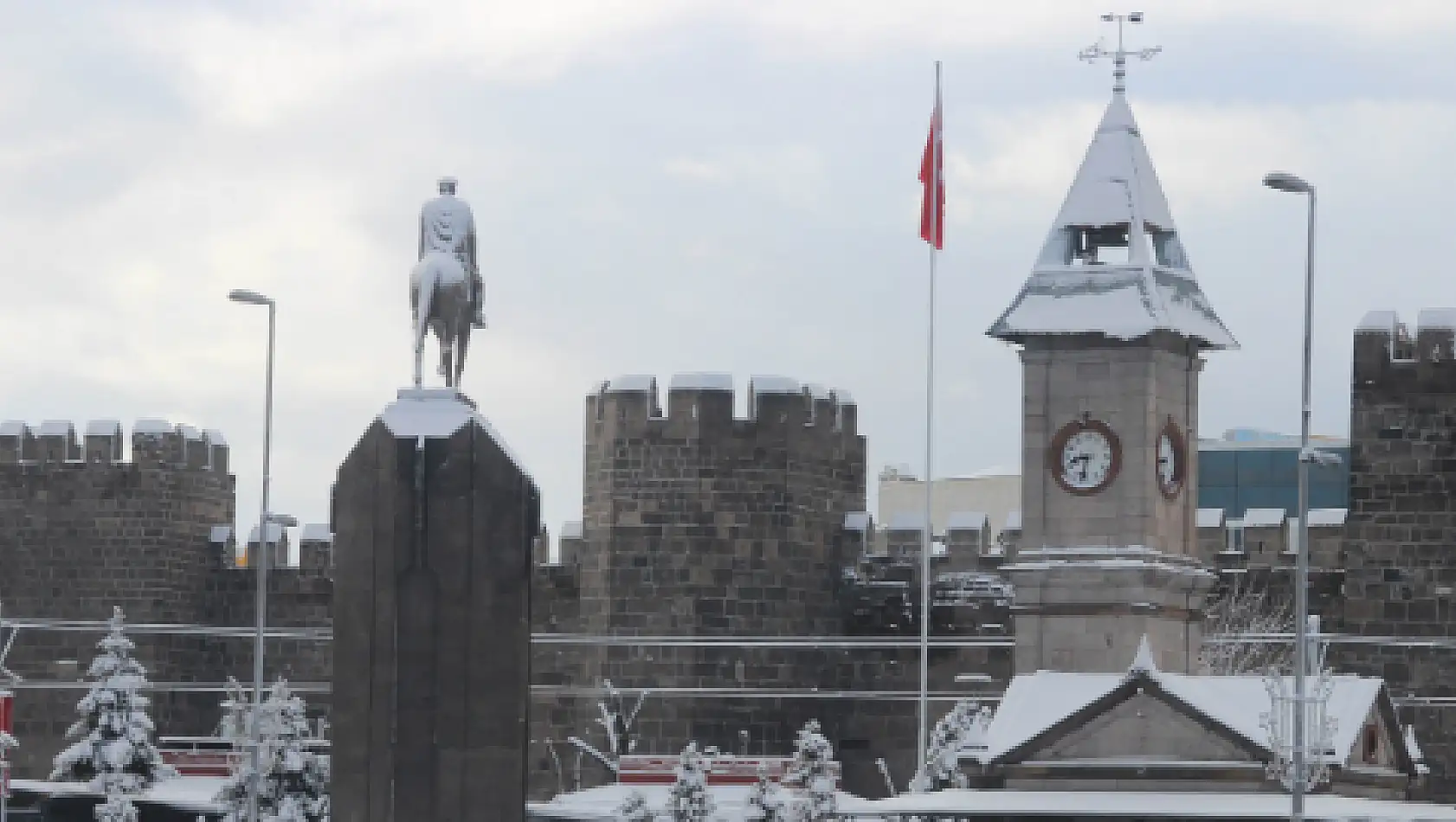 Mart karı Kayseri'yi beyaza bürüdü