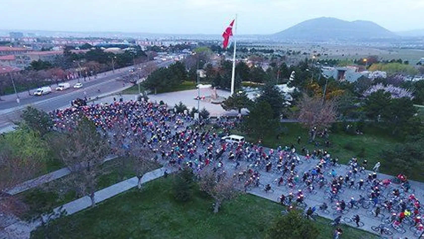 Yüzlerce bisikletli Çanakkale için pedal çevirdi 