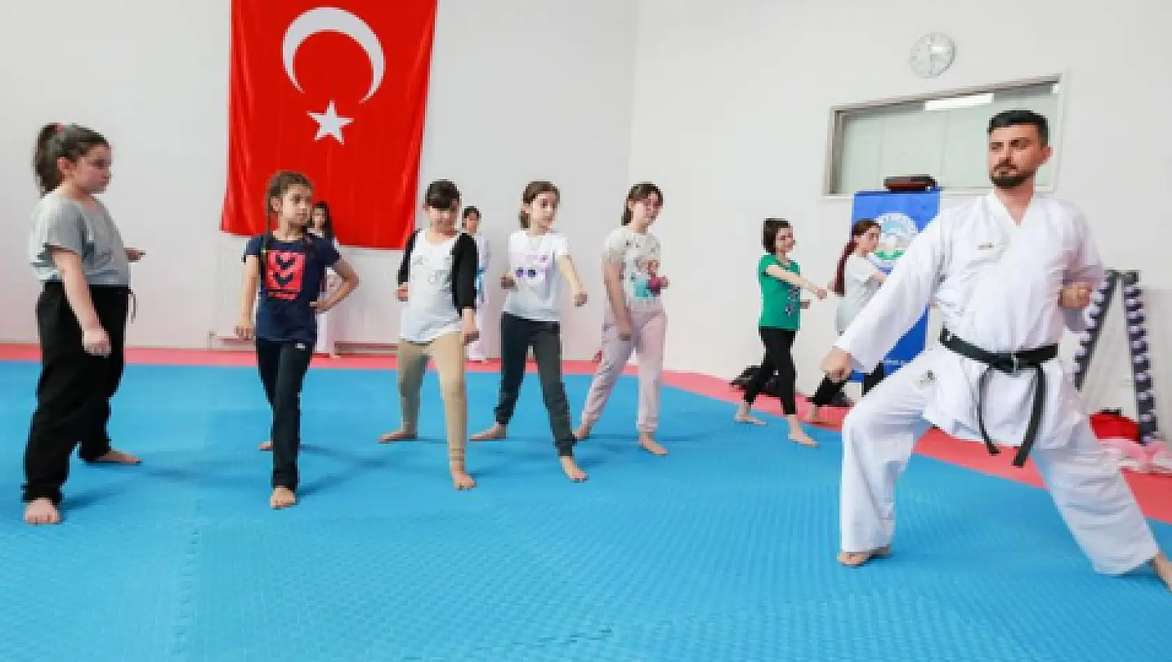 Sporcu Fabrikası'nda savunma sanatı dersleri 