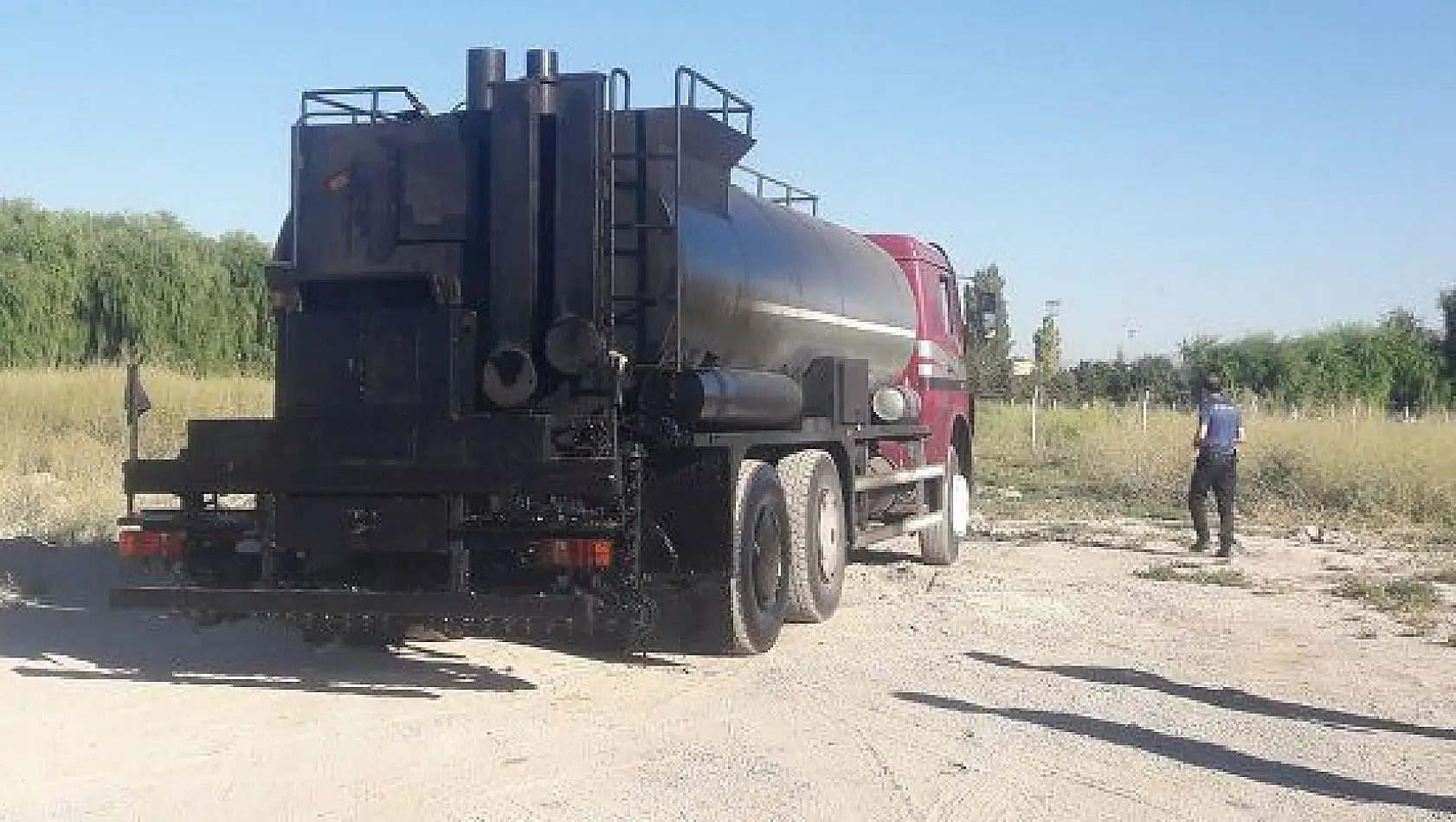 Kayseri'de zift yüklü tanker alev aldı: 1 yaralı