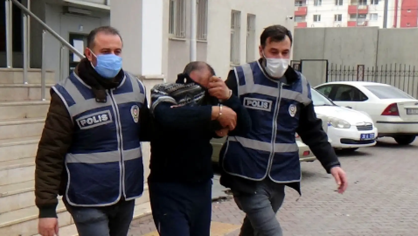 Polise yakalanmamak için alt katın balkonuna atladı