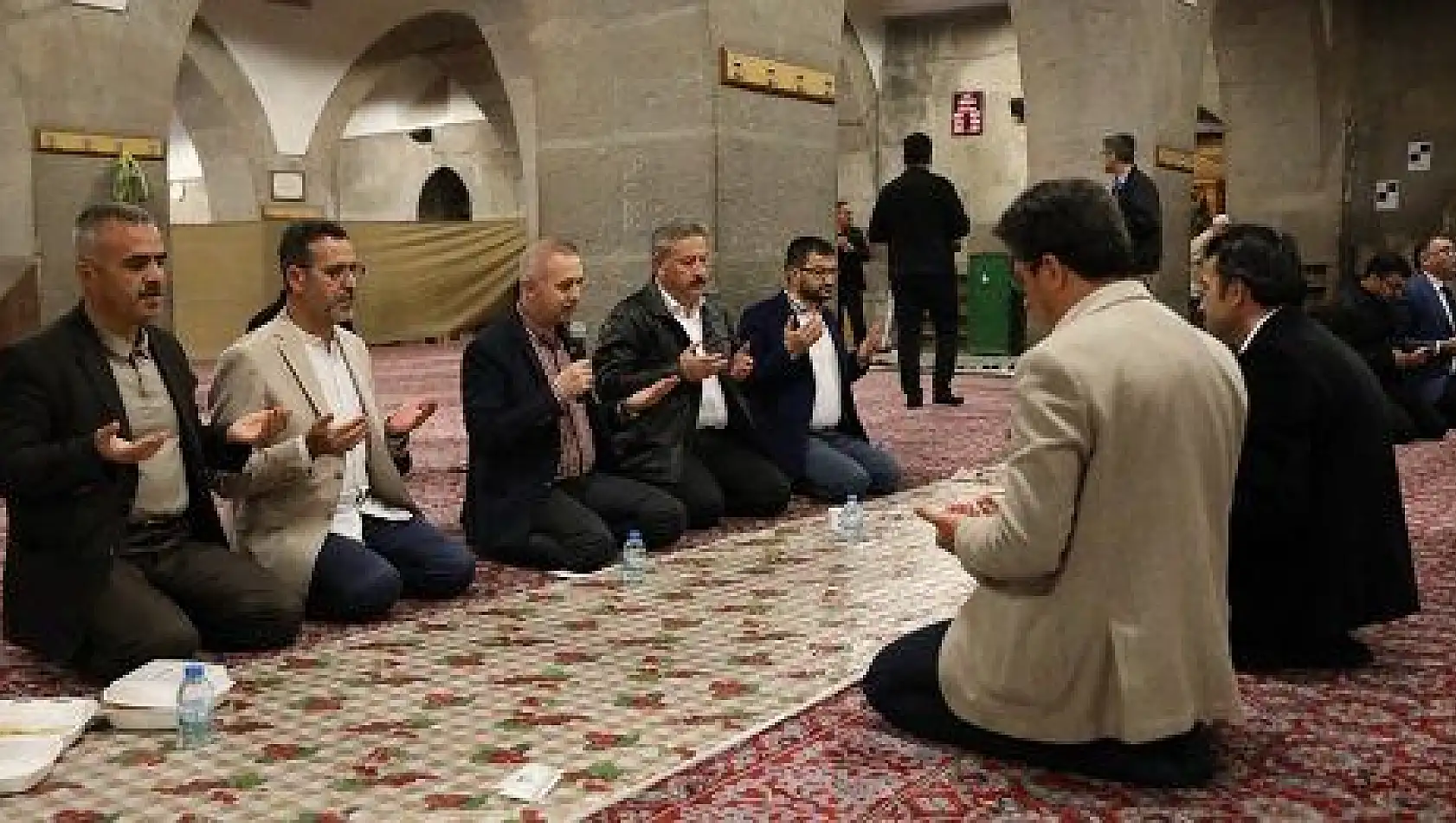 Hunat Camii'nde vatandaşlar sahur sofrasında buluştu