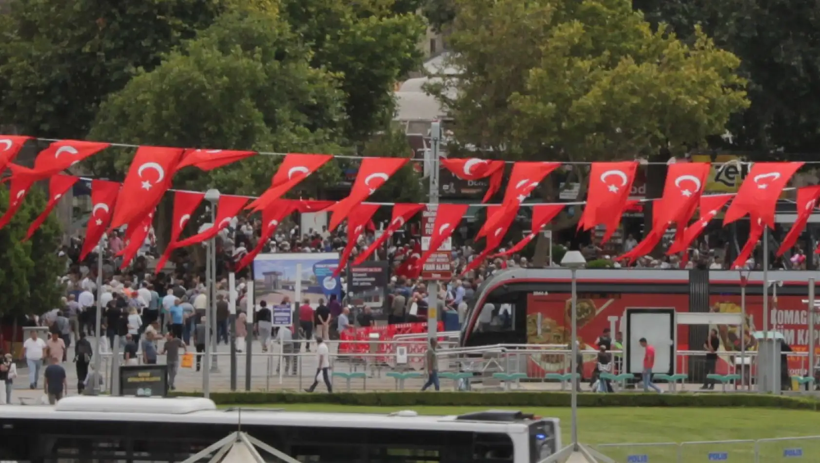 Kayseri meydanında büyük kalabalık: Heyecanla Özel'i bekliyorlar!