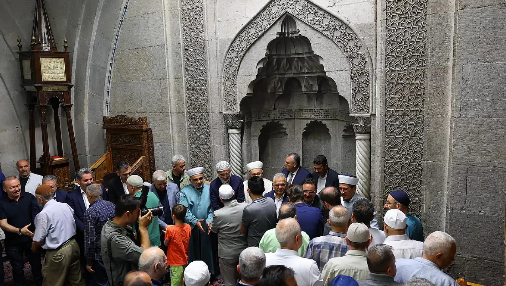 Kayseri Protokolü Hunat Camii'nde Bayramlaştı!