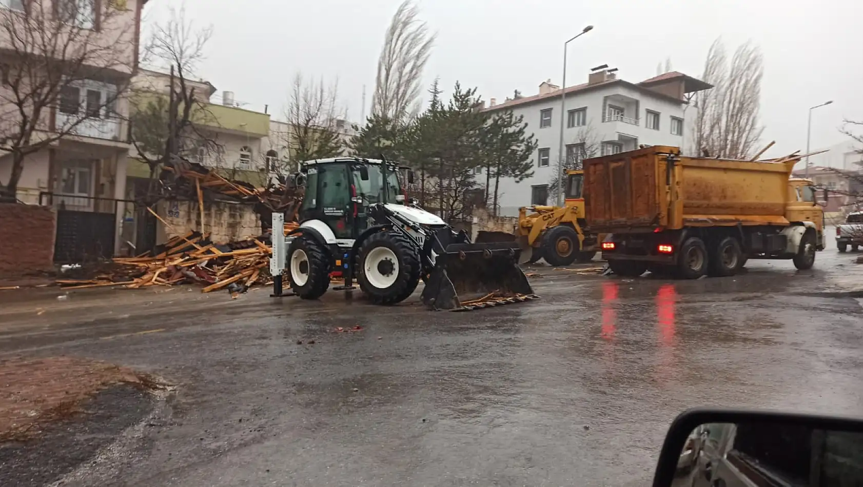 Kayseri Yahyalı'da çatılar uçtu, sokaklar göle döndü