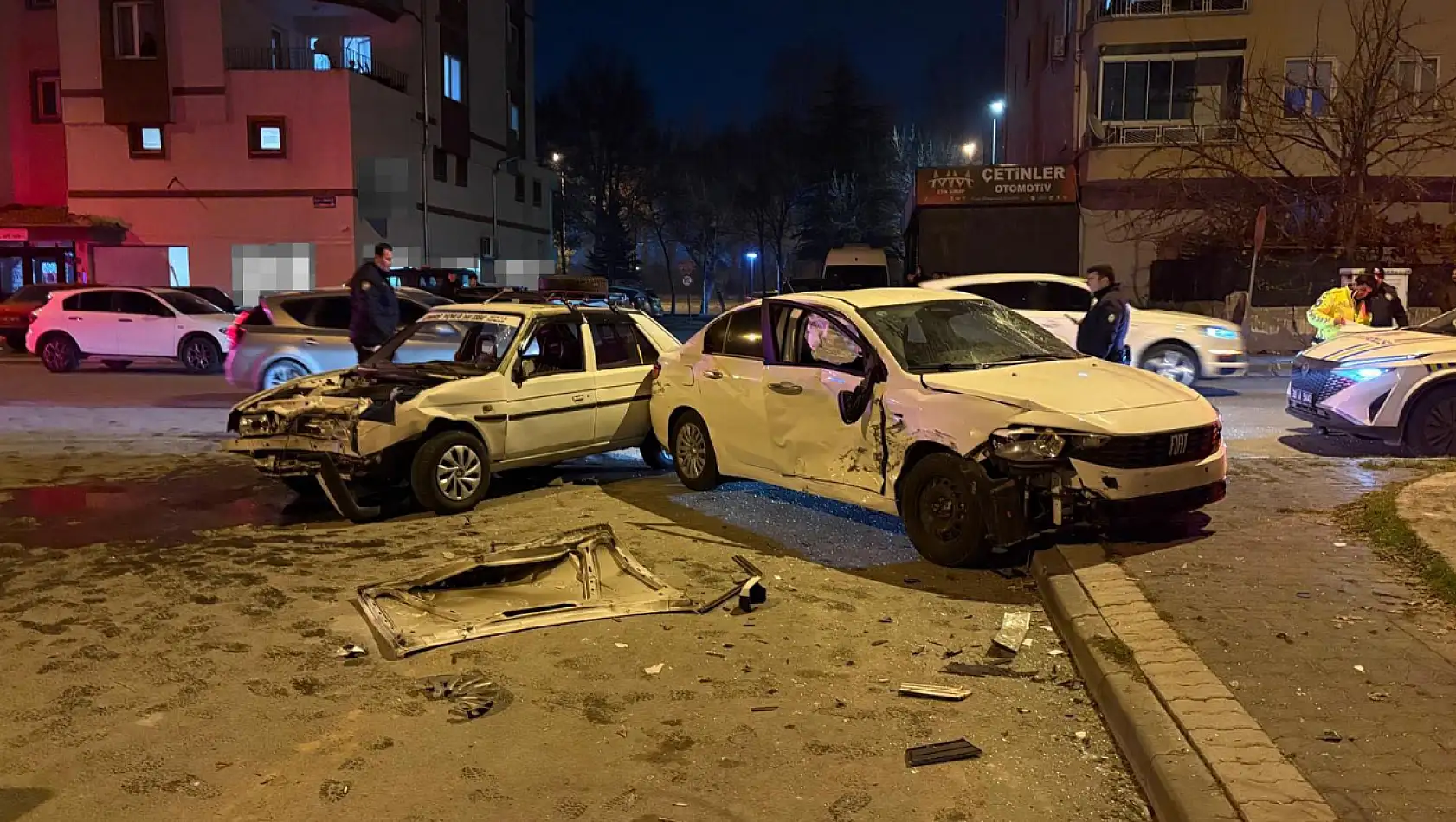 Kazada savrulan otomobil yayalara çarptı: 4 yaralı