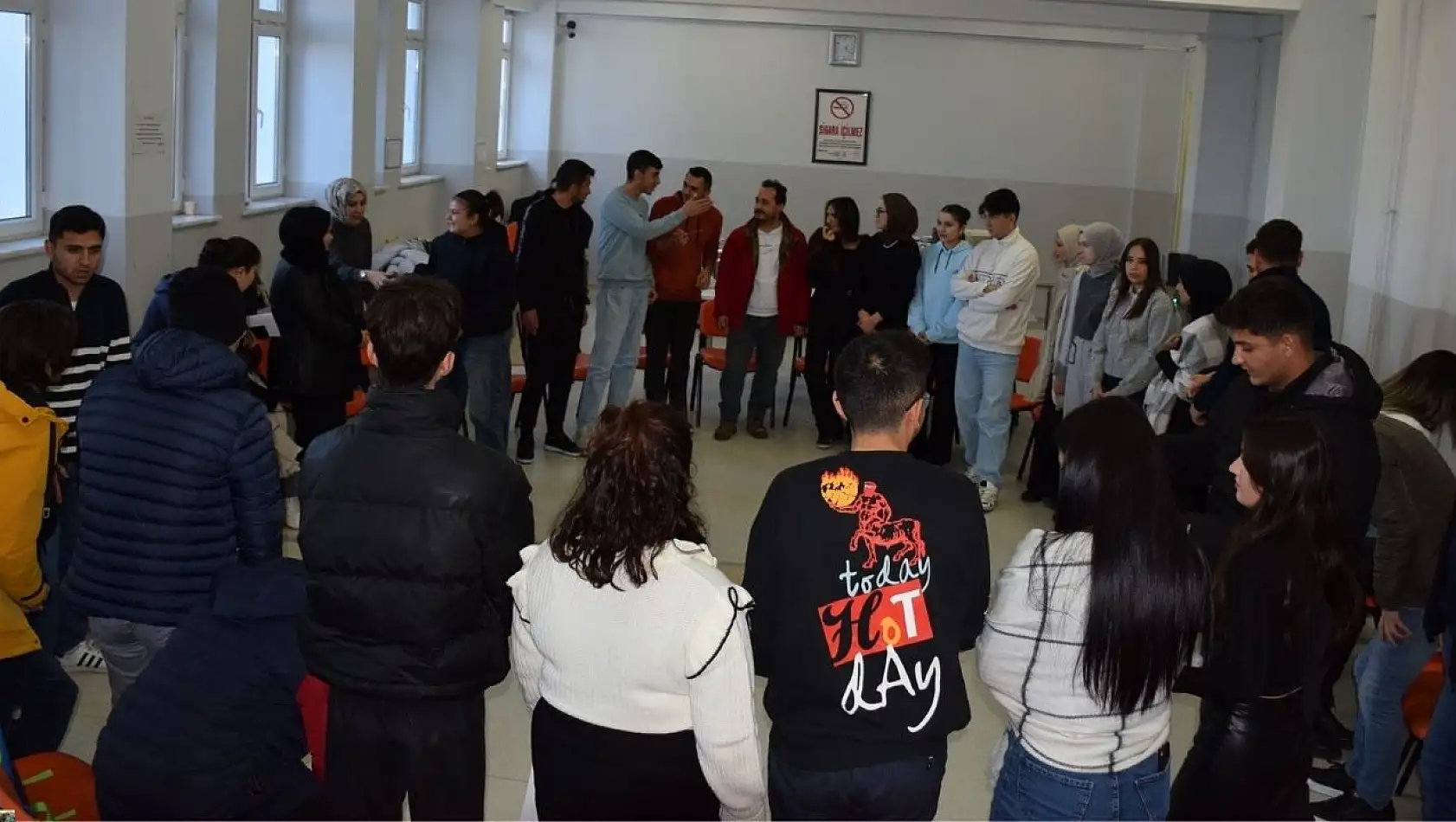 Konuşuyoruz ama anlaşamıyor muyuz? Tomarza MYO'da duvarlar yıkıldı!