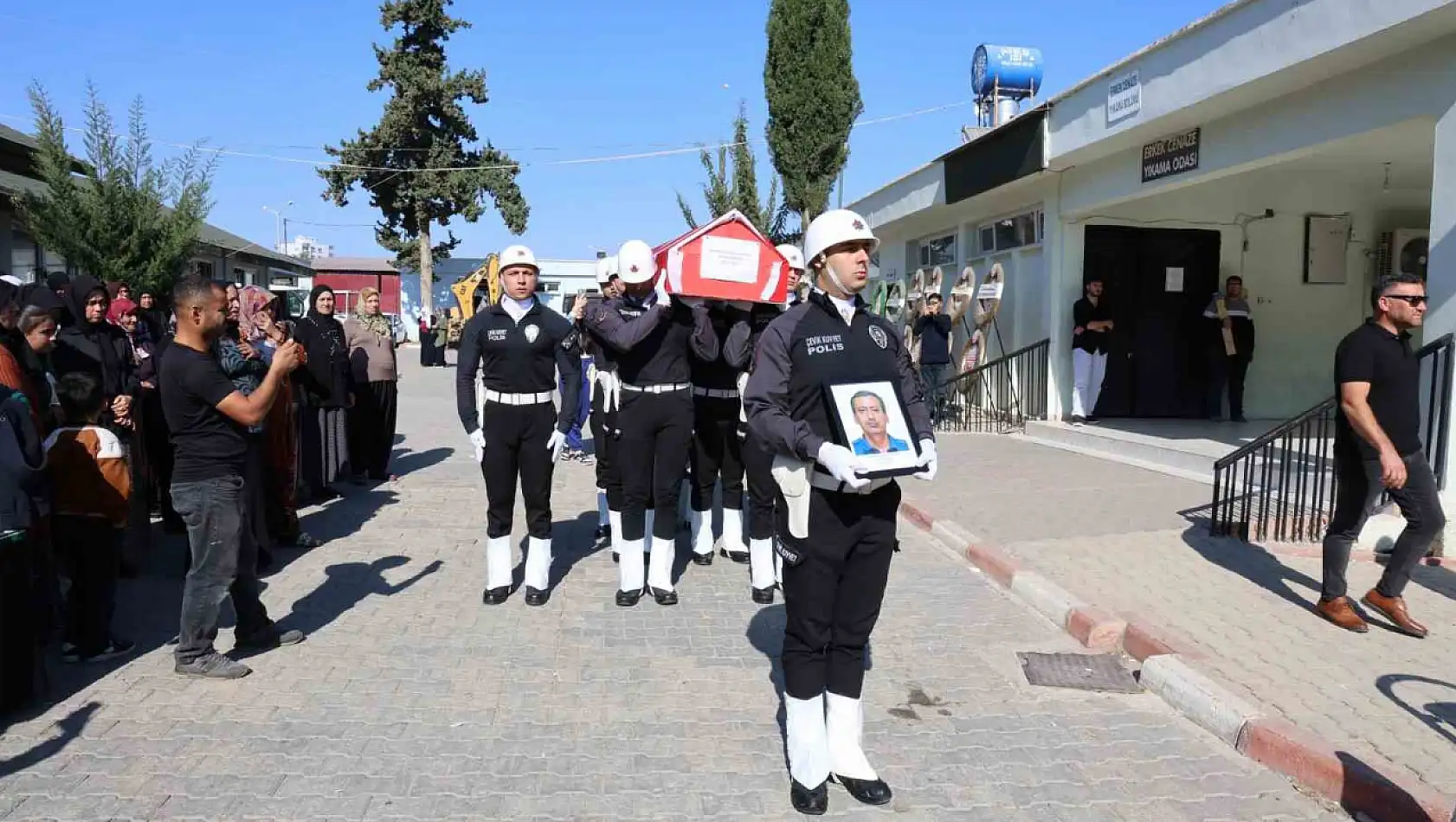 Hayatını kaybeden polis Adana'da toprağa verildi