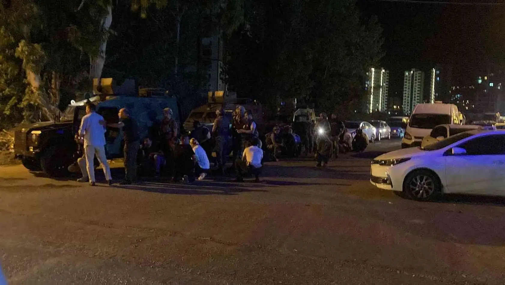 Mersin'de polis noktasına bombalı araçla saldırı: 1'i ağır 2 polis yaralı