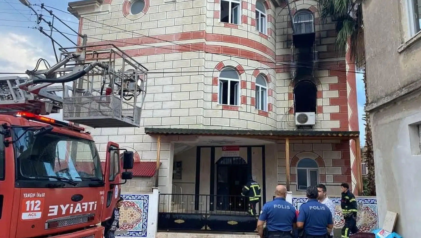 Yıldırım Düşen Cami Alev Alev Yandı