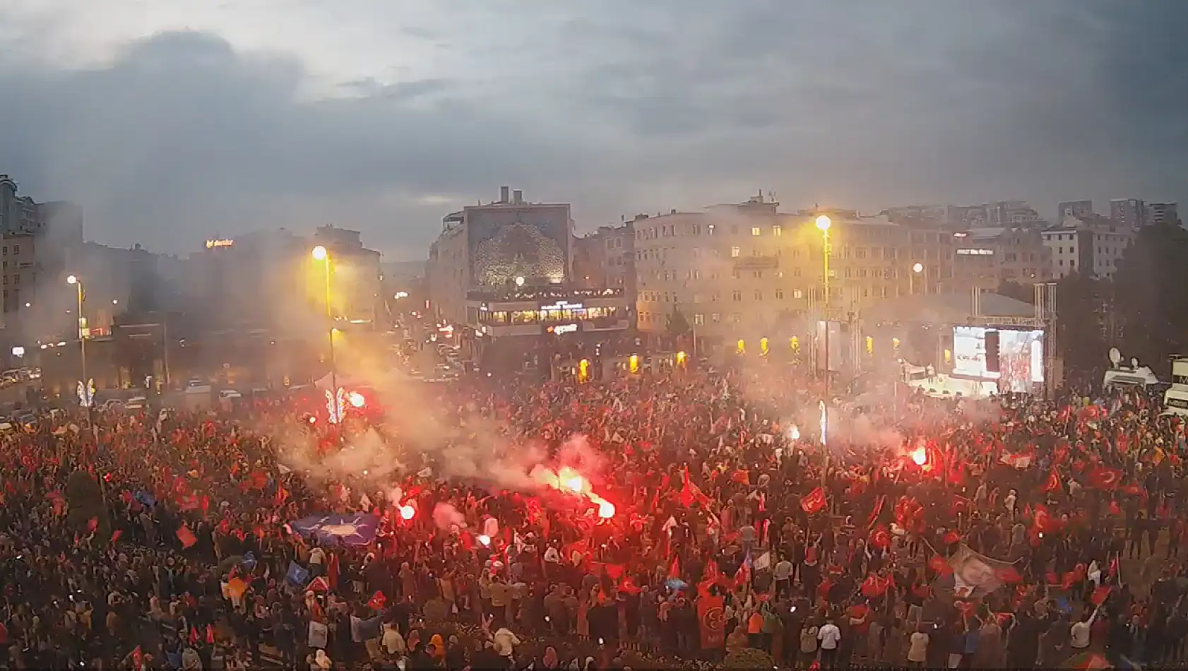 Mobese'ye akın var... Vatandaş meydana hücum ediyor...