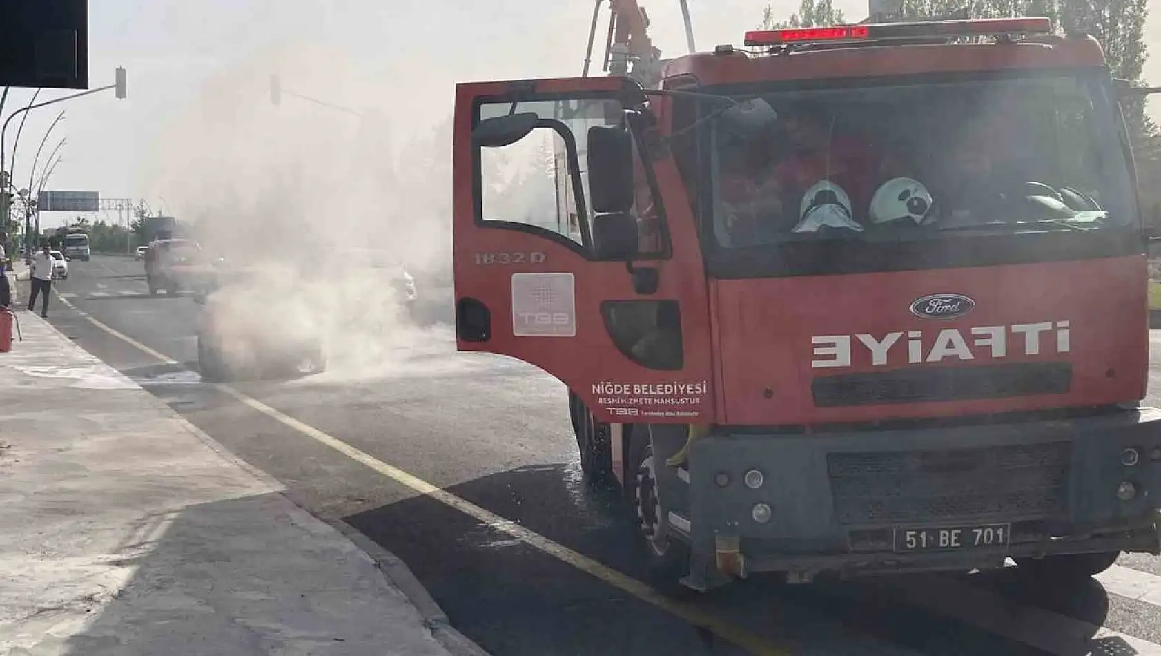 Seyir halindeki otomobilde yangın çıktı