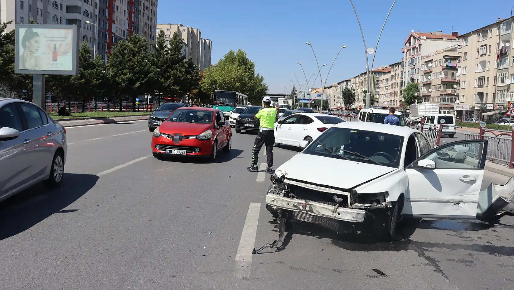 Otomobilin bariyerlere çarptı. Ortalık savaş alanına döndü!