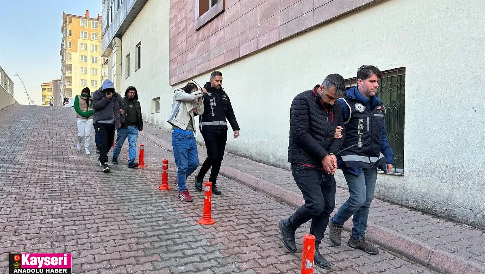 Sahte parayla  alışveriş yaptılar, yakayı ele verdiler