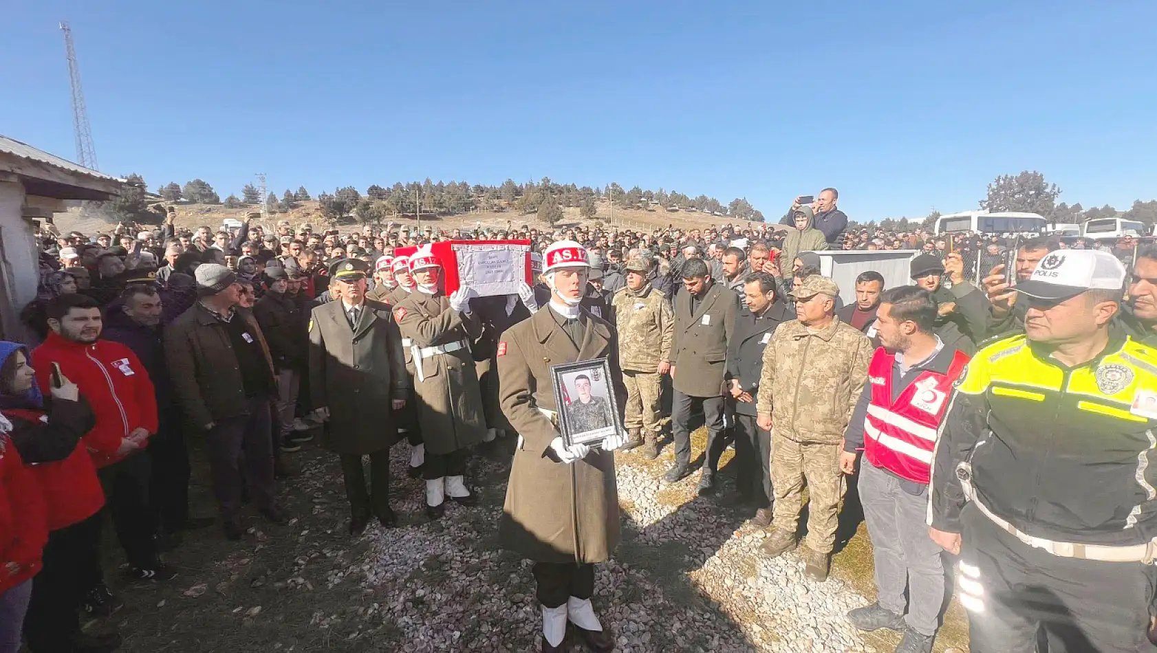 Şehitlerimizi göz yaşları içinde uğurladık