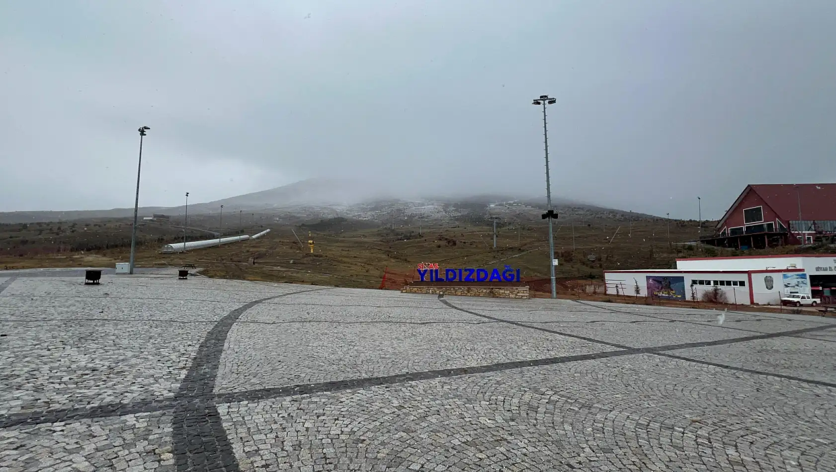 Sivas'ın yüksek kesimlerinde yağmur, yerini kar yağışına bıraktı