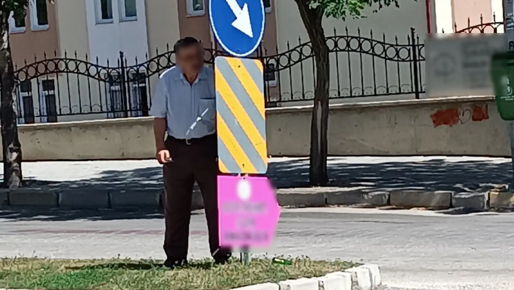 Sizce bu adam burada ne yapıyor?