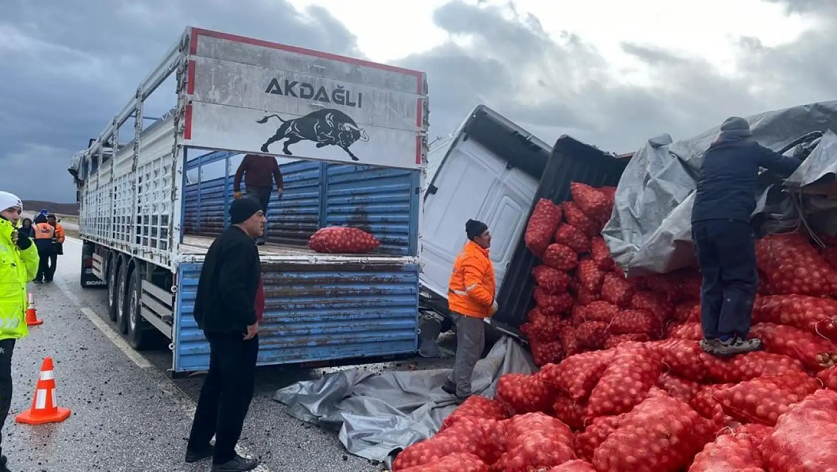 Soğan Yüklü Tur Devrildi!