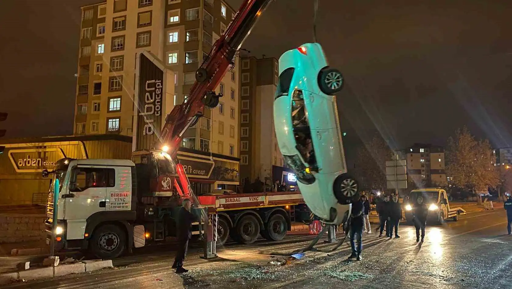 Kayseri'de otomobil takla attı ancak sürücü kapıları zarar görmesin diye vinç getirtti!