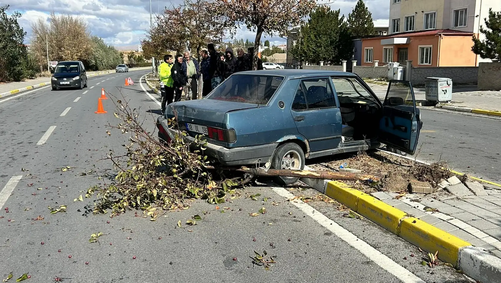 Tomarza'da çarpışma sonrası otomobil refüje çıktı!