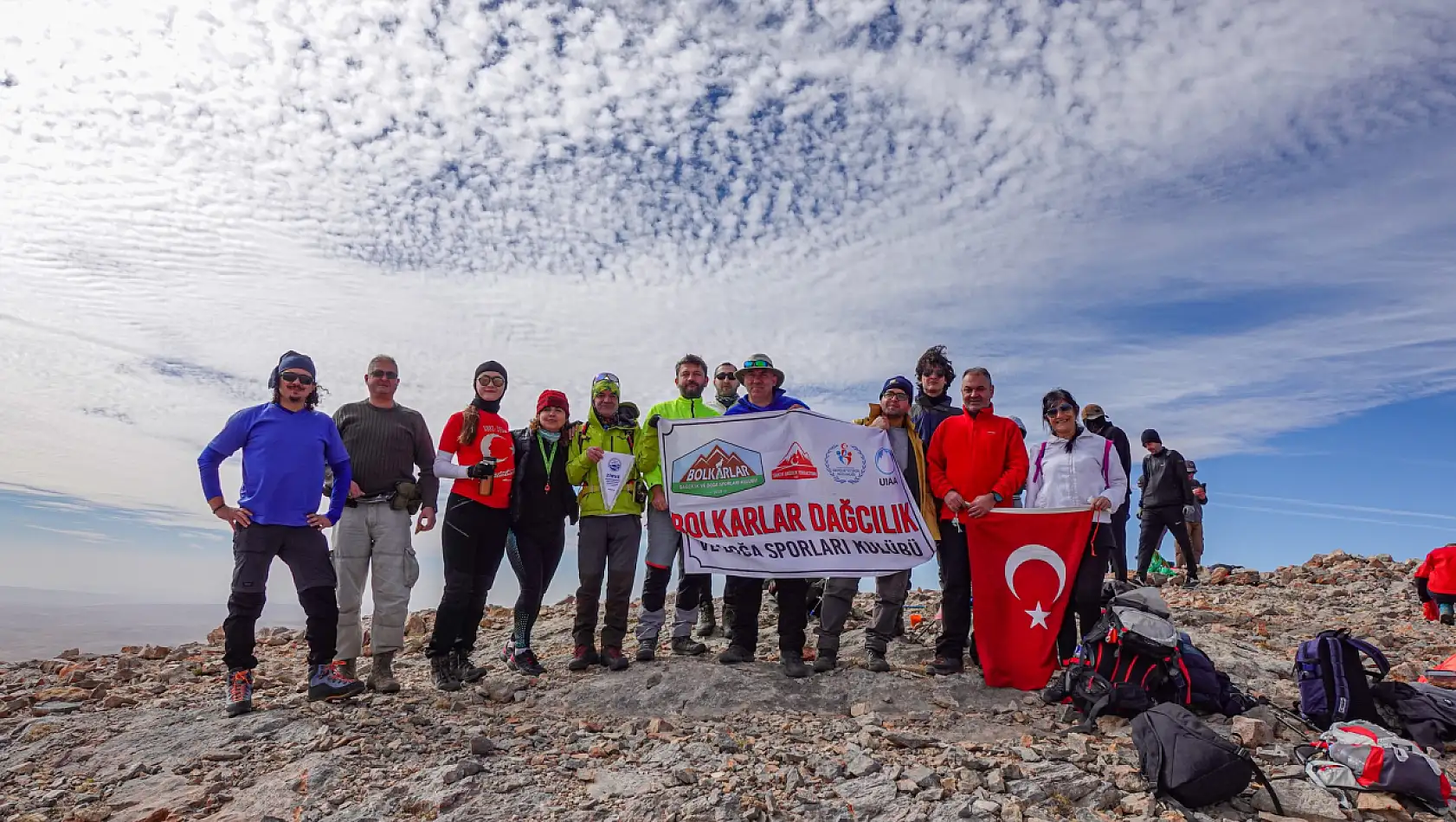 Tüm Türkiye'de Bütün Zirveler Kırmızı Beyaz!