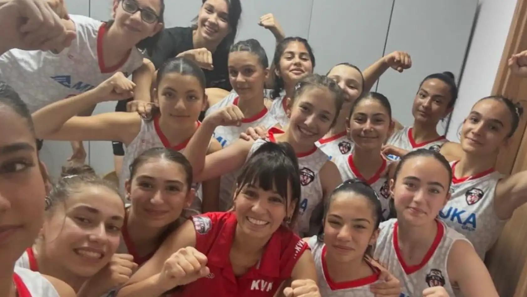 Türkiye Çeyrek Finali'ne yükselen Kayserili voleybolcular böyle kutladı!