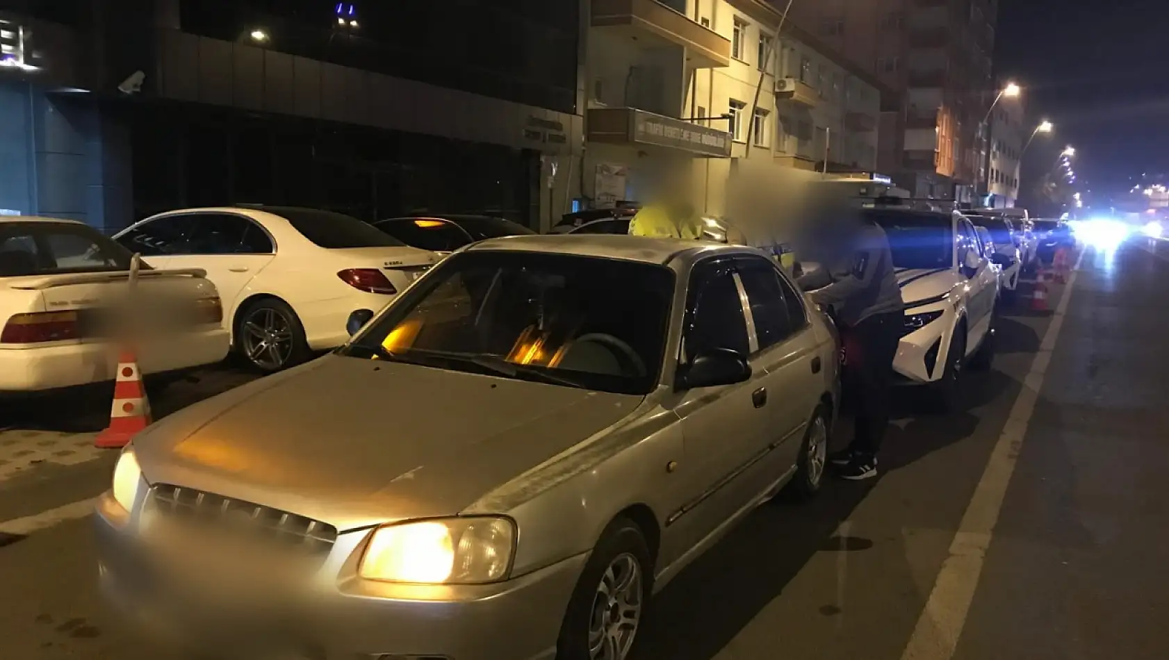 Vatandaş ihbar etti, cezasını polis kesti!