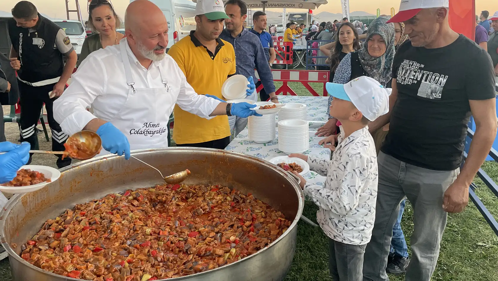 Yemliha'da muhteşem festival! 20 bin kişiye güveç ikramı...