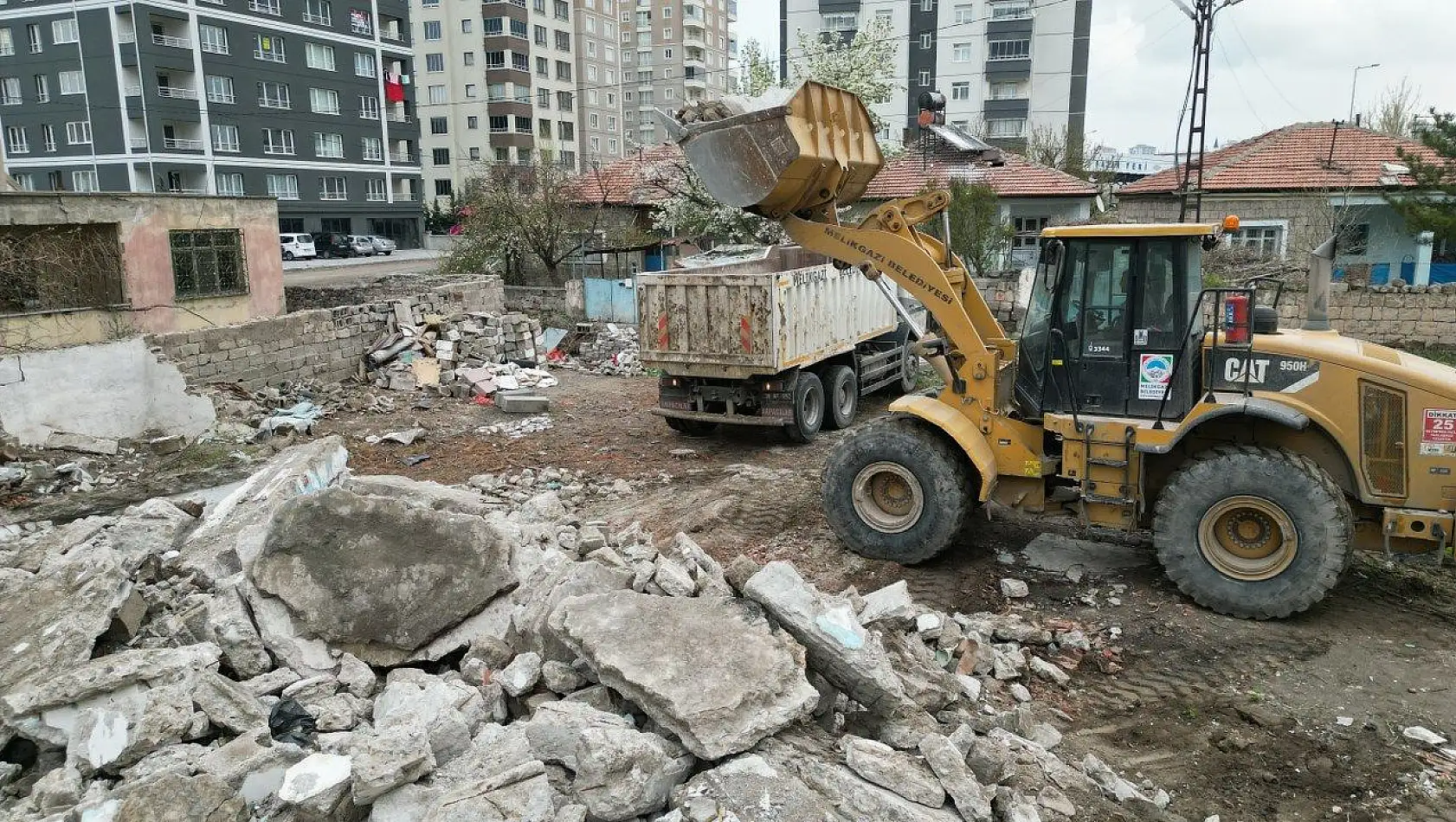 Yıkılan gecekonduların hafriyatı temizleniyor