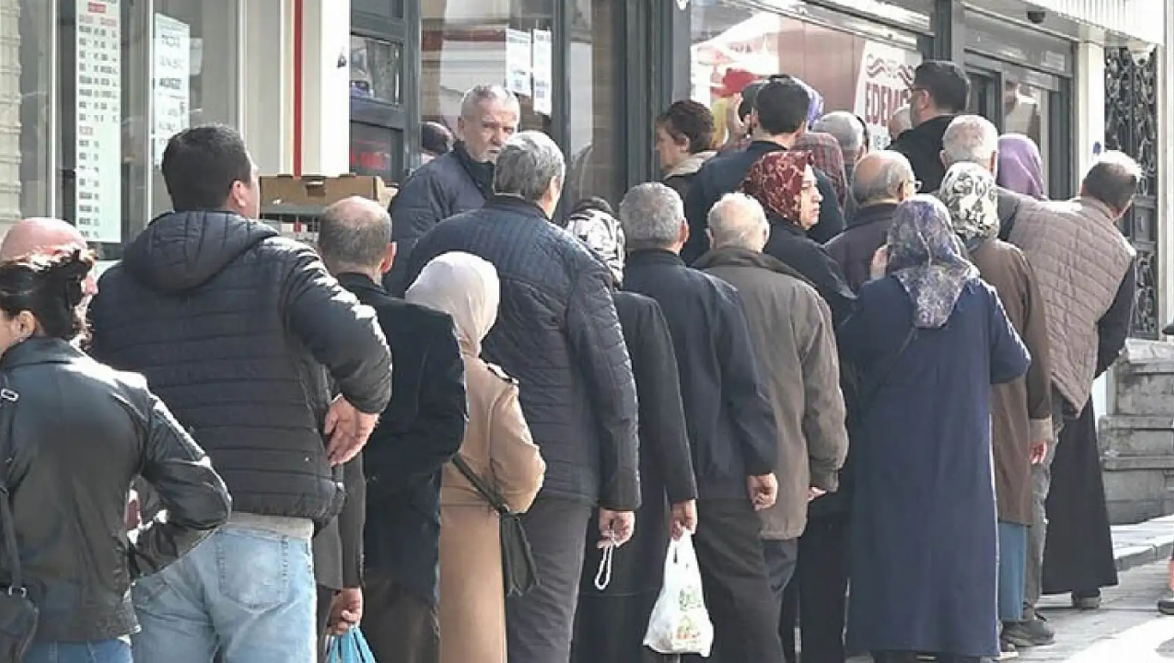 Yılbaşı gelmeden vatandaş telaşa girdi - Zamlardan kaçmak için nüfus müdürlüklerine koştu!