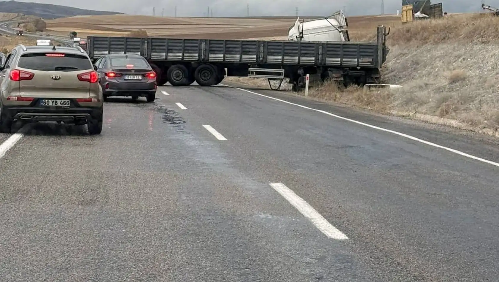 Tır yoldan çıktı - Trafik kapandı