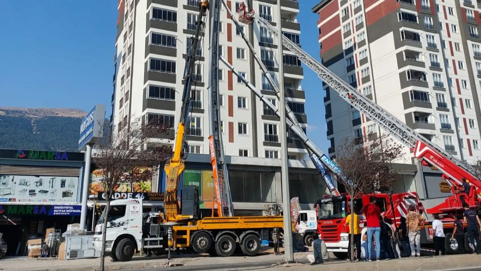 Yük asansörü yan yattı!